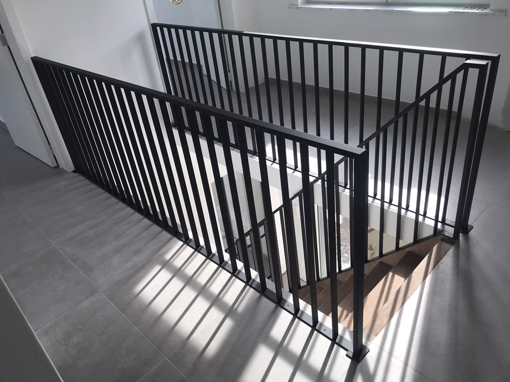 Balustrade-in-staal-met-verticale-spijlen-mat-zwart