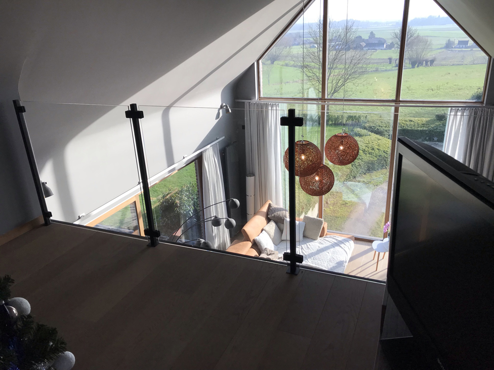 Glasbalustrade-met-stalen-balusters