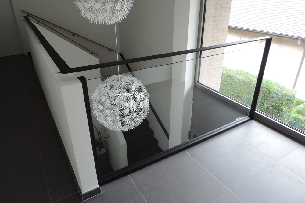 Glasbalustrade-met-zwevende-metalen-handgreep