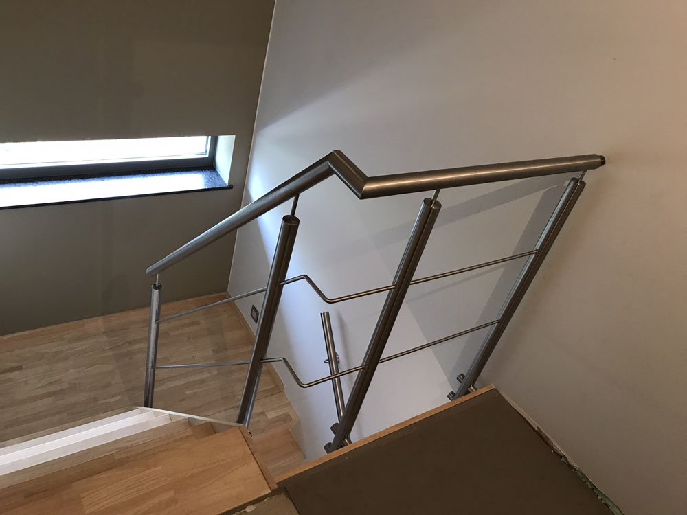 Inox-leuning-met-ronde-buisprofielen-en-2-knieregels