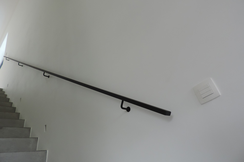 Muurhandgreep-met-beugelsteunen-muurverankering