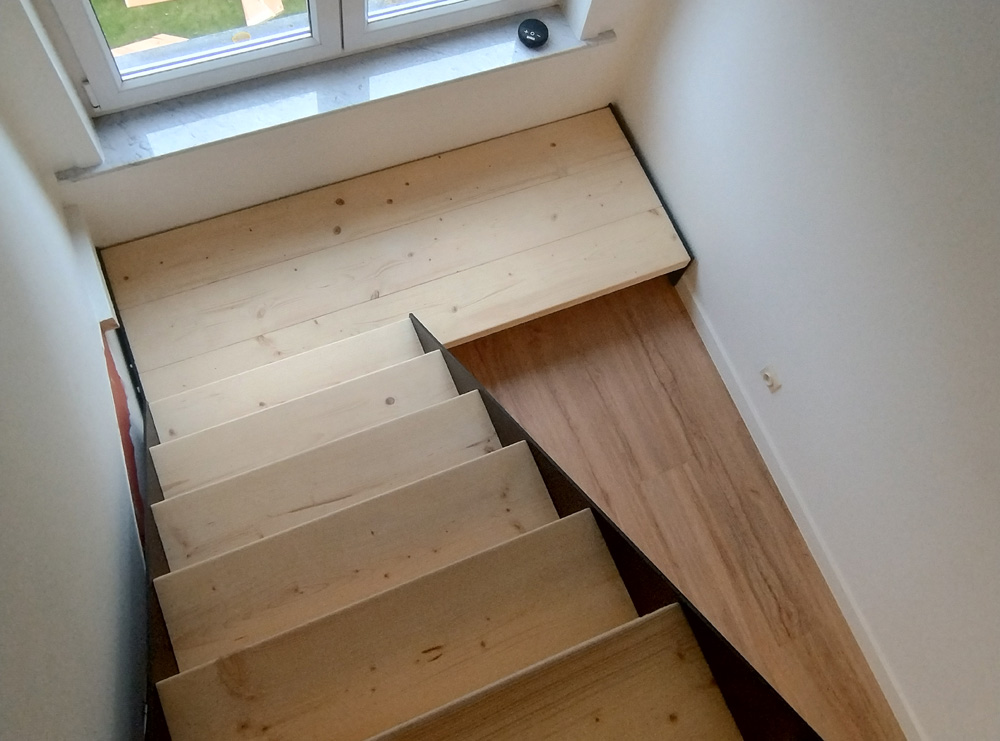 Stalen-trap-met-rechte-zijwangen-massieve-houten-balk-treden