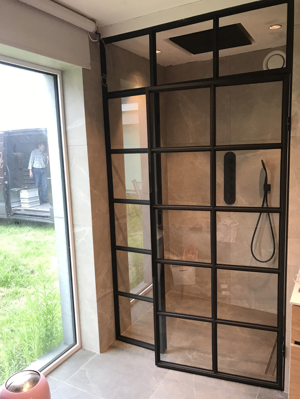 Stalen-wand-met-douchedeur