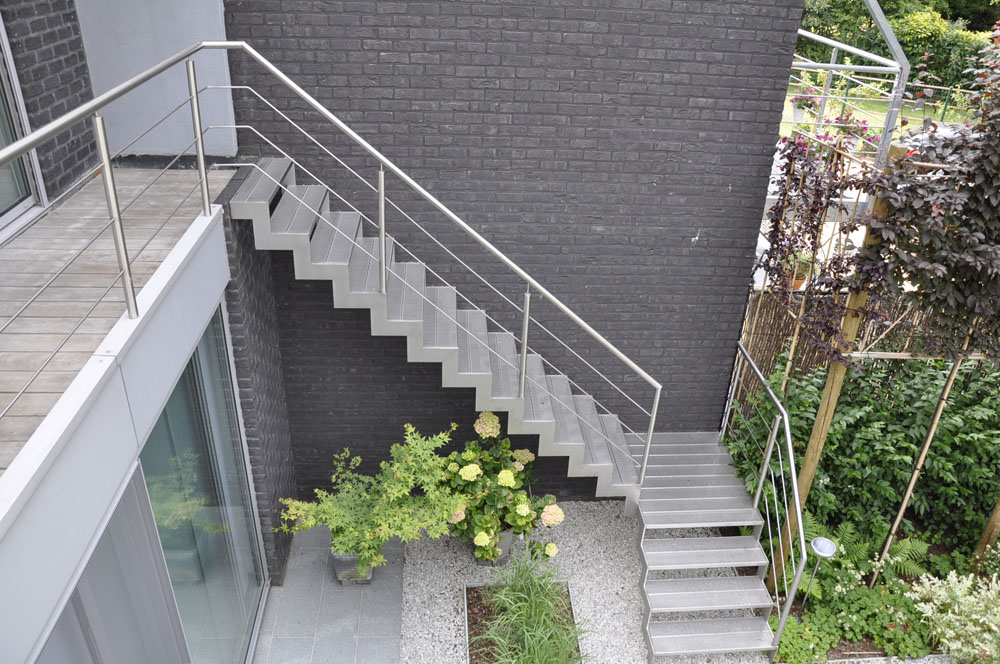 Trap-in-inox-met-geperforeerde-treden-in-inox-en-leuningen-in-inox