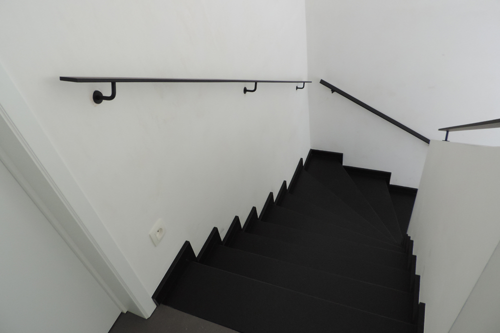 Trapleuningen-muurverankering-in-staal-mat-zwart-en-beugelsteun