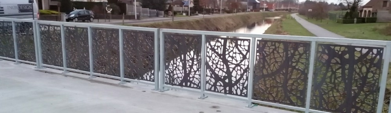 Gegalvaniseerde balustrade, cortenstaal gelaserde plaat. 